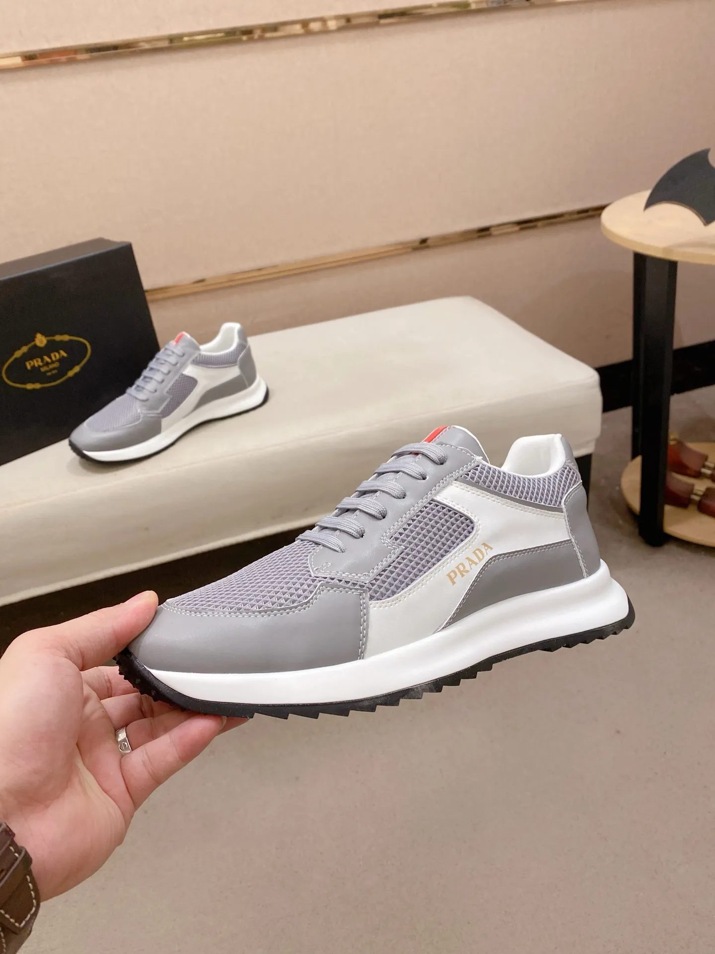 Factory price 462💰 The new PRADA (Prada) counters are launched simultaneously, new men's shoes, 😘fabrics are selected from cowhide. Lining: Mesh lining. 👍🏿 High-end ☄️ air-cushion molded anti-slip rubber outsole, exquisite lines, simple and elegant, comfortable and high-end for leisure travel. Number of yards: 38 to 44. Can be ordered for 45 non-refundable